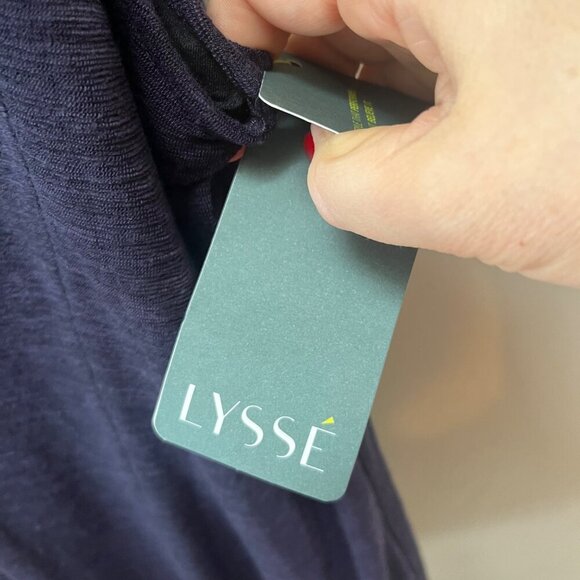 NEW‎ Lyssé Womens Sleeveless Navy V-Neck Tank Top M Polyester Blend - Picture 4 of 6